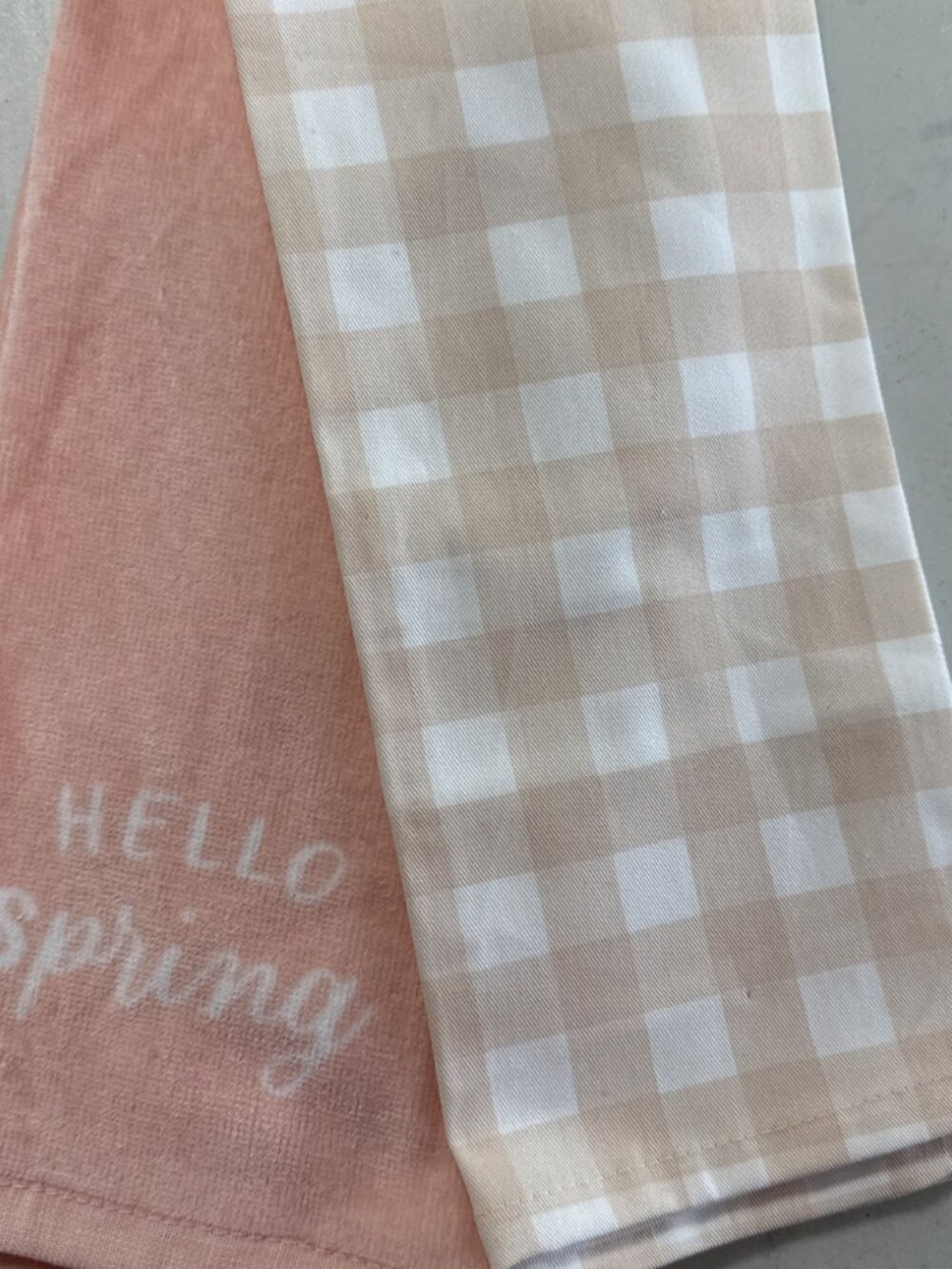 Juego de 2 toallas de cocina en tonos rosa y beige. Incluye una toalla rosa con